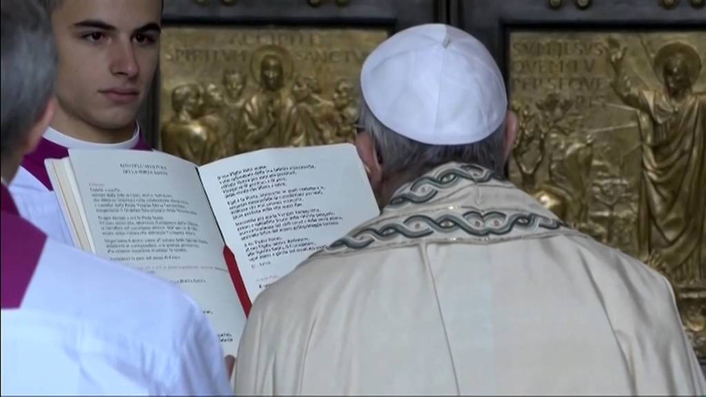 Il Papa apre la Porta del Giubileo