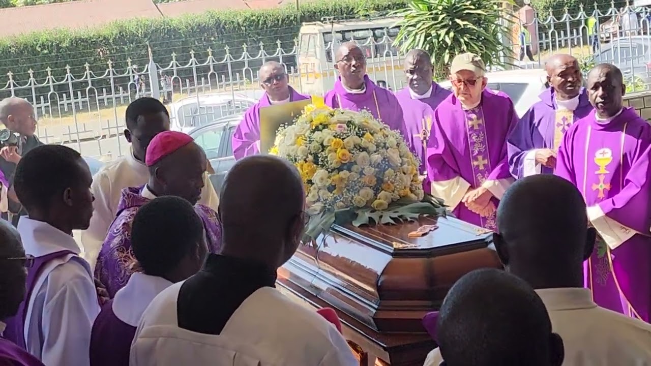 Mwili wa Marehemu Fr. Gatamu wabarikiwa na Askofu Oseso na Askofu Wainaina kabla ya Misa