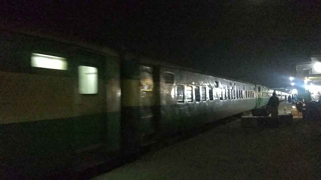 Departure of Millat Express From Rohri Railway Station || Pakistan Railways