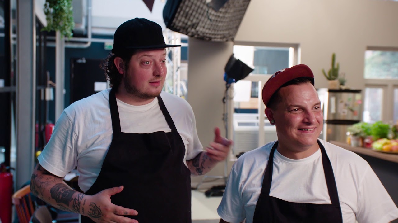 24Kitchen | Job & Perry’s schol met blote billetjes in het gras | Wat Eten We Vandaag? | Afl. 237