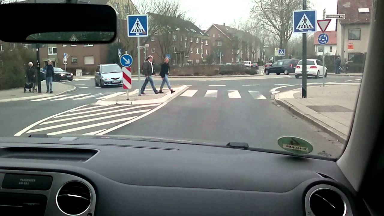 Kreisverkehr und Fußgängerüberweg Unterath.mp4