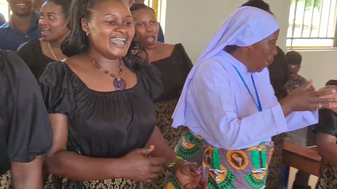 katika kuwatembelea mapadre wazee na wagonjwa kwenye nyumba yao.Furaha iliyoje kwao na kwetu sote.