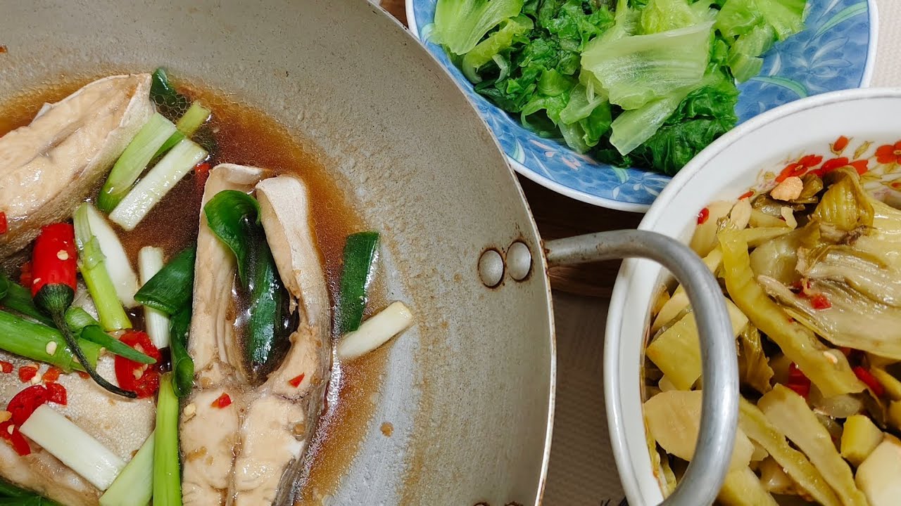 Hôm nay làm đơn giản cá kho ăn với dưa cải chua 