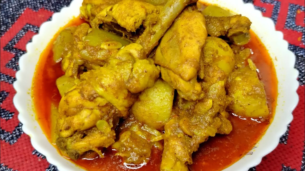 লাউ দিয়ে মুরগির গোশতের ঝোল। 