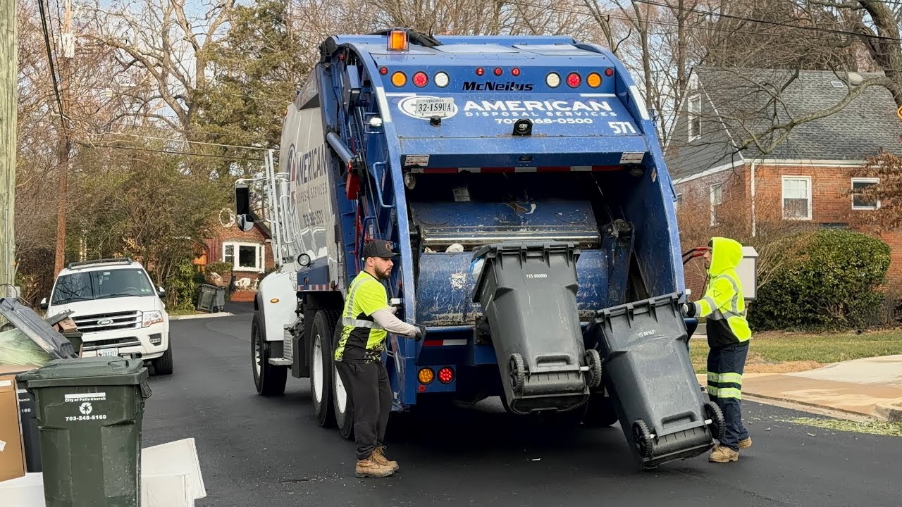 Peterbilt McNeilus Rear Loader FLYING Through Trash