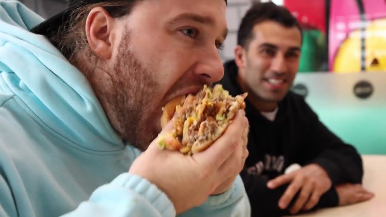 Ем бургер McEverything из McDonalds!