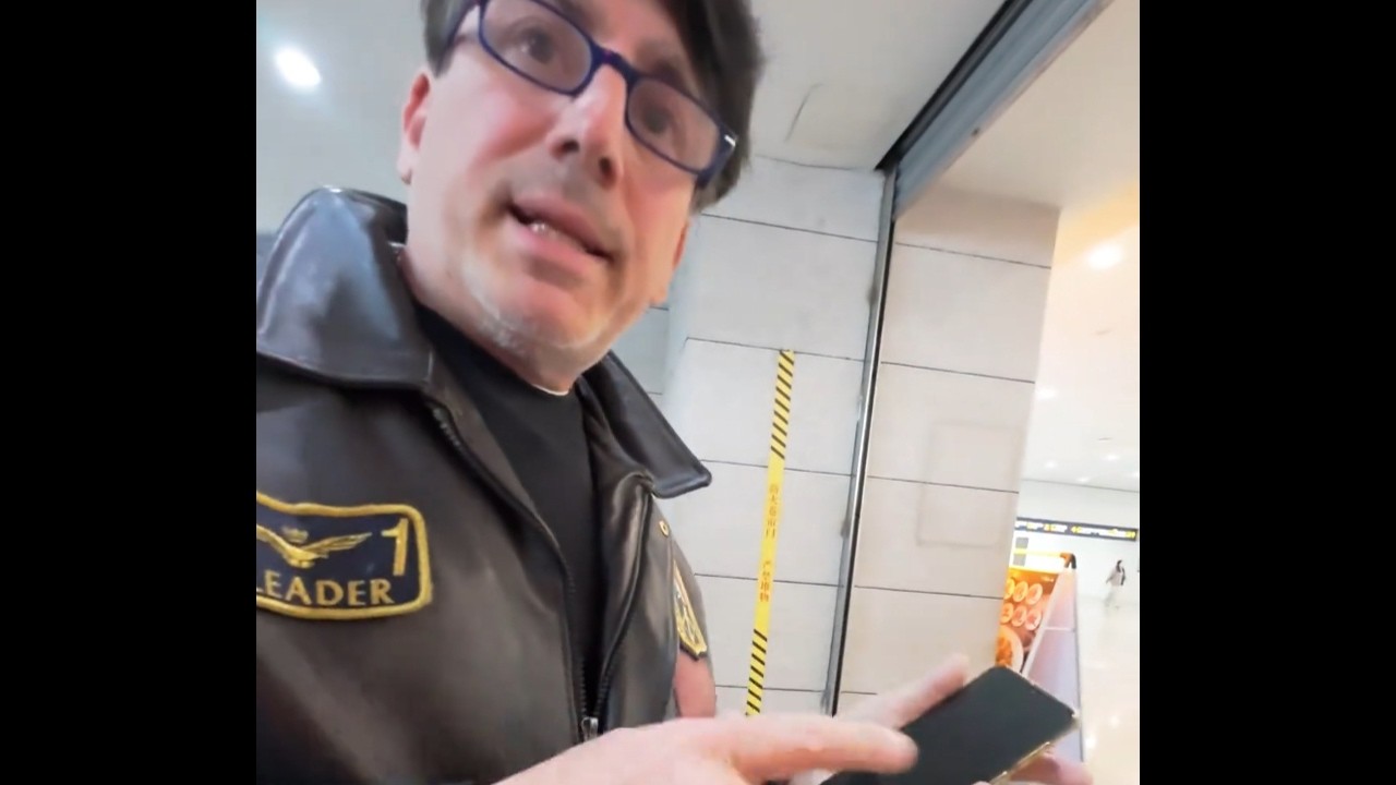 机场指路系列第47集第一次遇到对我给到的建议严重质疑的老外不过最后还是听从了我的建议#真实生活分享计划 #沉浸式体验 #英语 #帮助别人快乐自己 #新春来抓马