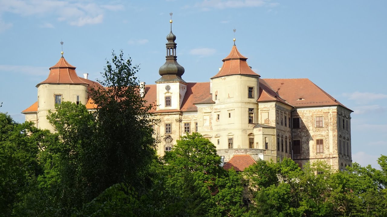 Zámek Jezeří nad lomem ČSA v roce 2025