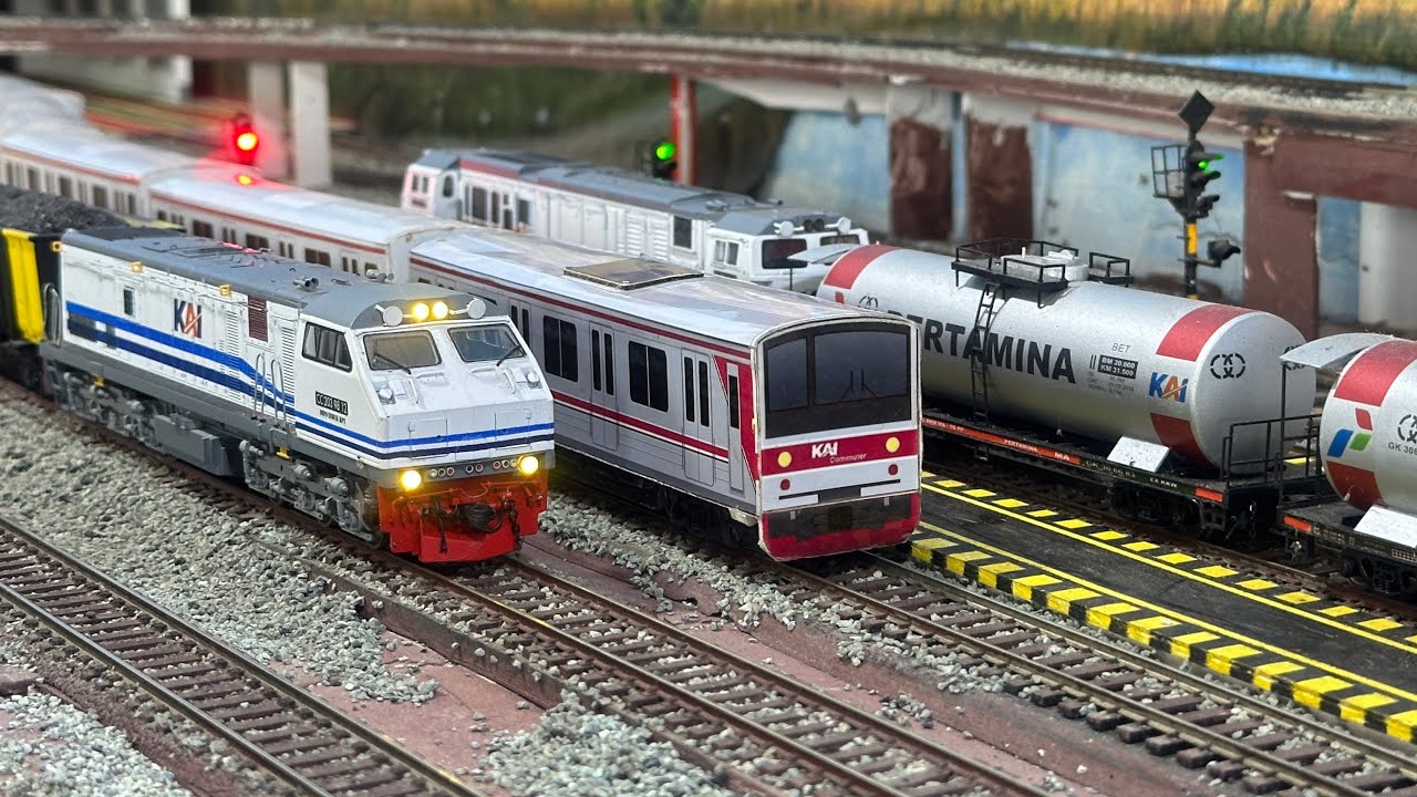 Kereta api Langsir CC206 & CC204 menarik Batu bara & Minyak pertamina Berhenti bersilang dengan KRL