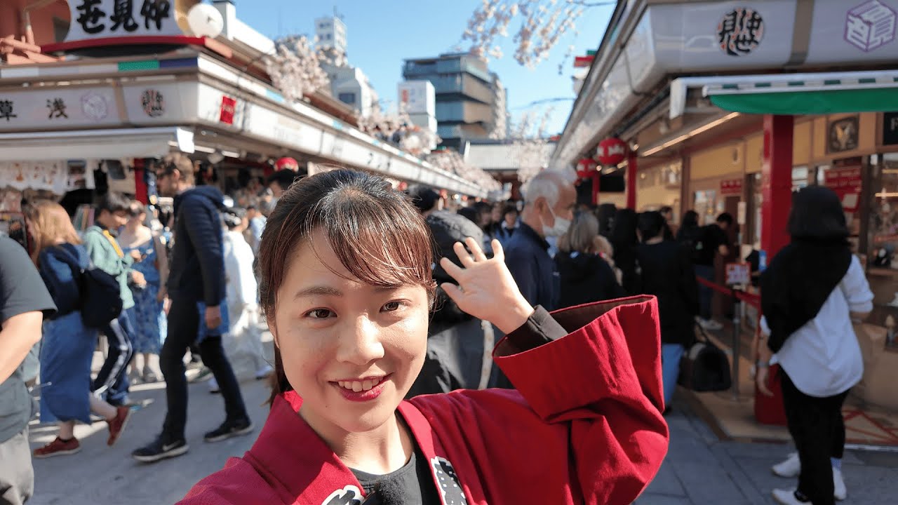 Interviewing tourists in Asakusa! I also prepared some gifts!