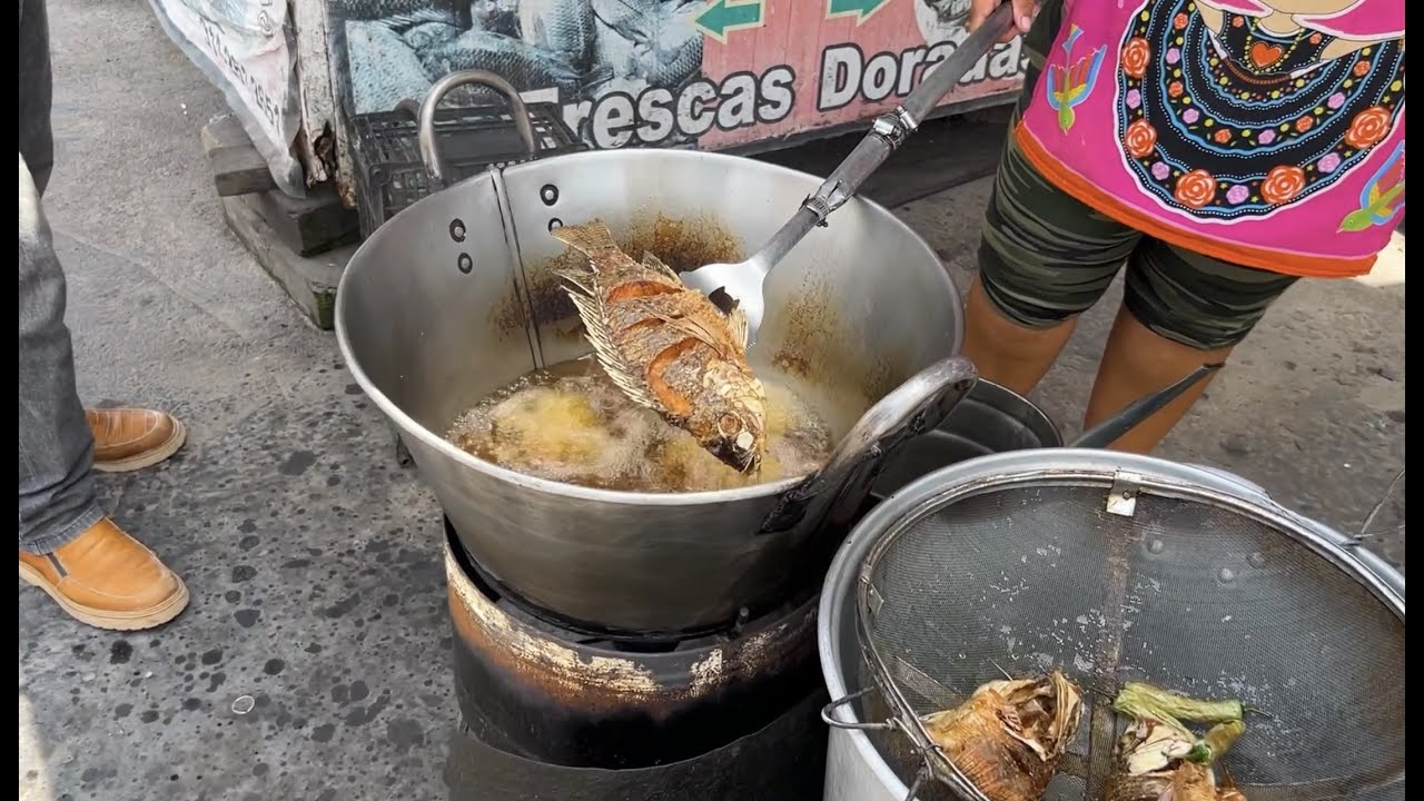 Pescado Frito y Chicharrones bien doraditos en Tepic así se prepara!!