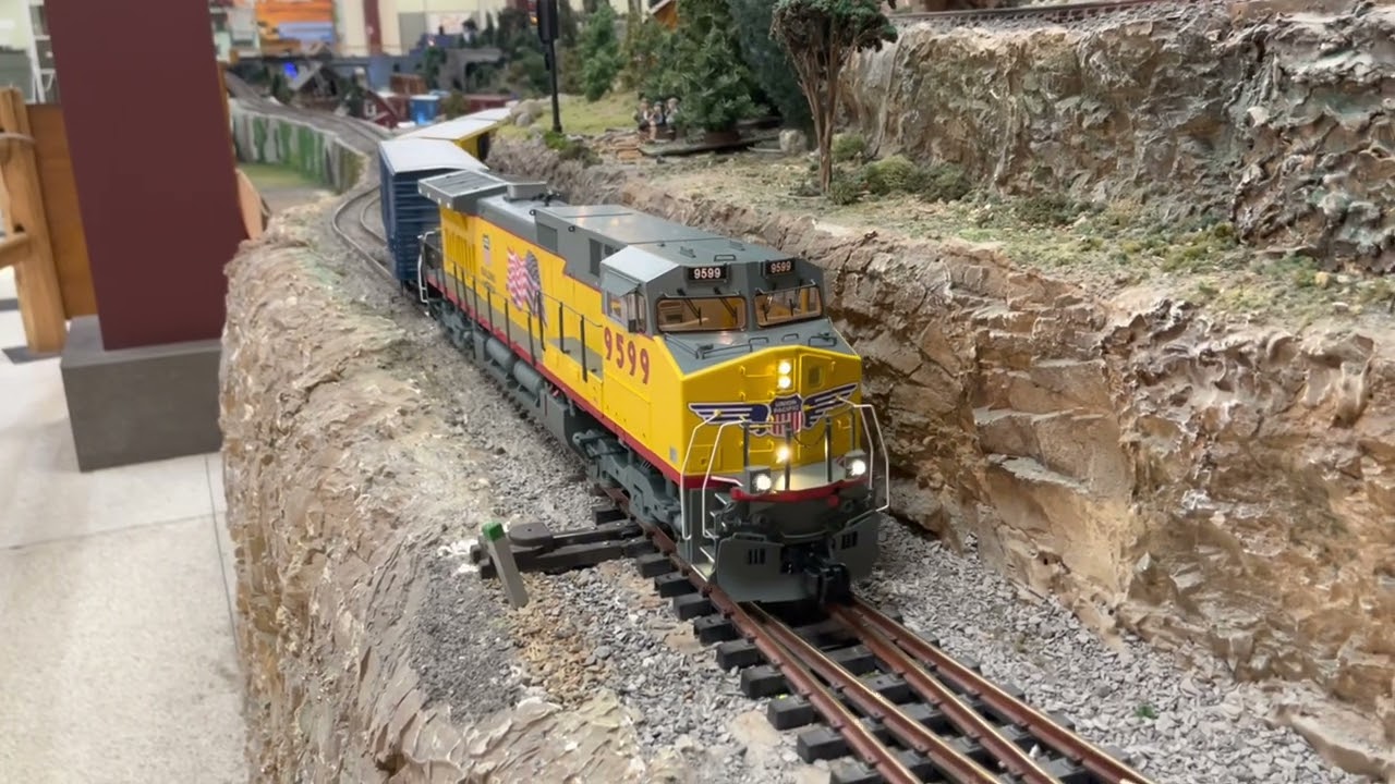 Bachmann Large Scale UP Dash 9 with Blunami.  Part 2.