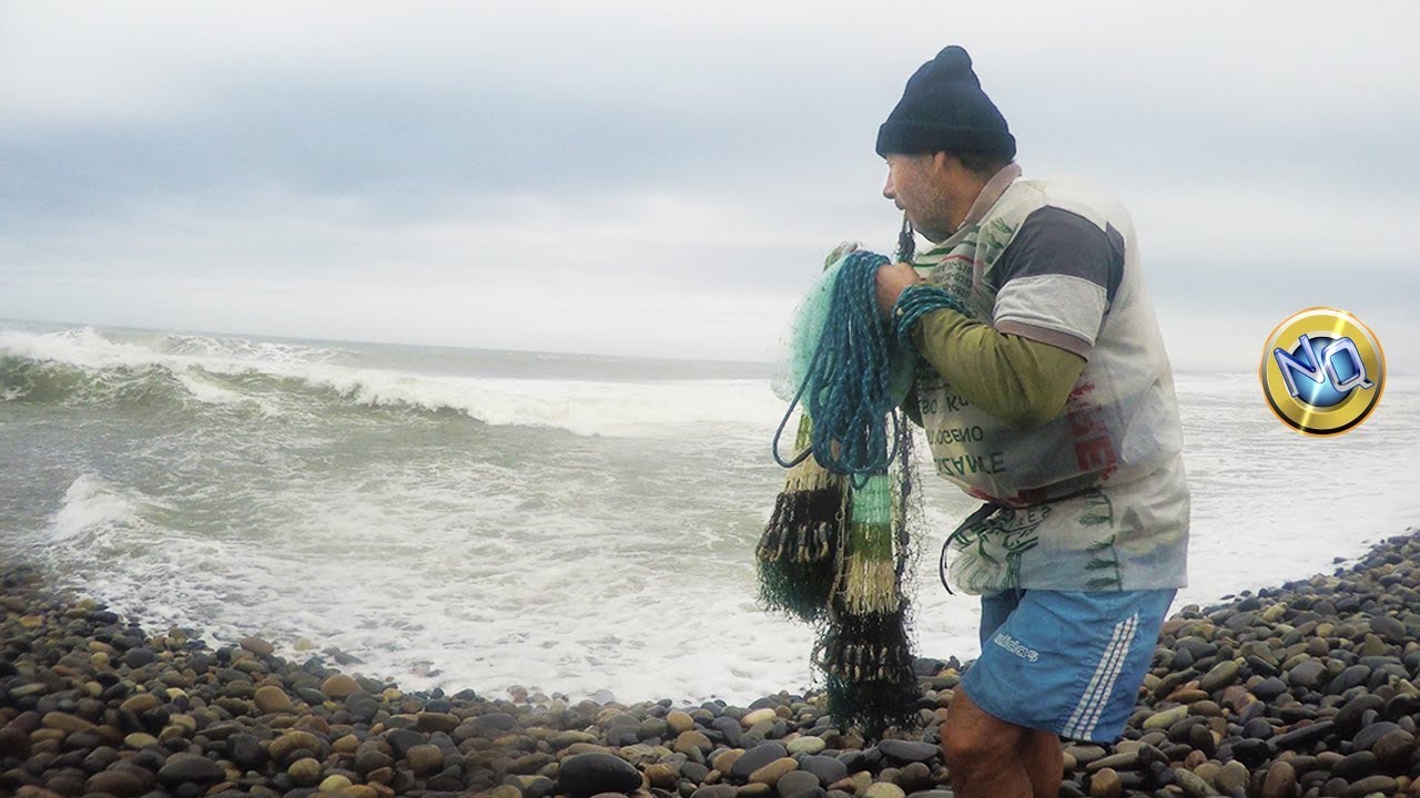 Incre&iacute;ble Pesca con Atarraya en una de las Playas mas Desafiantes