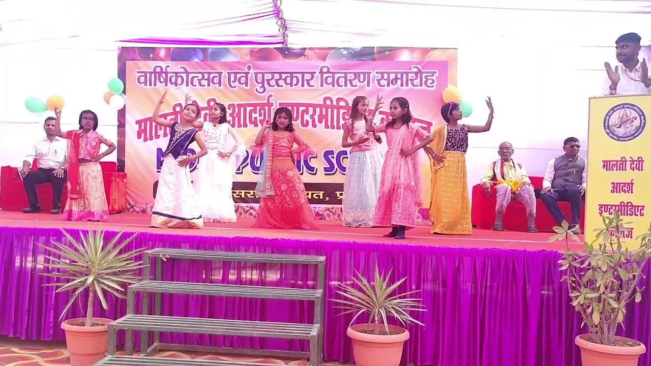 52 गज का दामन - Dance Performance by Class 2 Girl's
