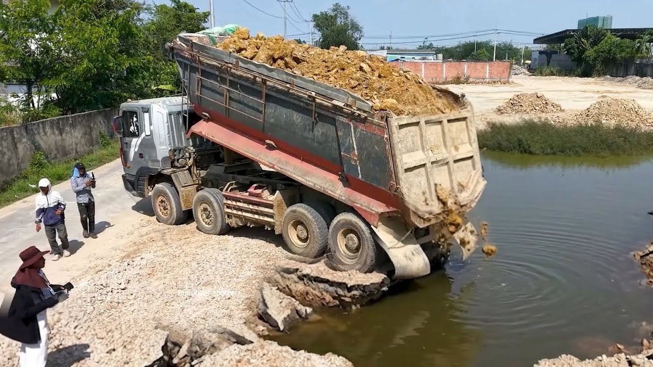 HYUNDAI dump truck 25.5T Unloading soil landfilling flooded area and bulldozer d31P working push 