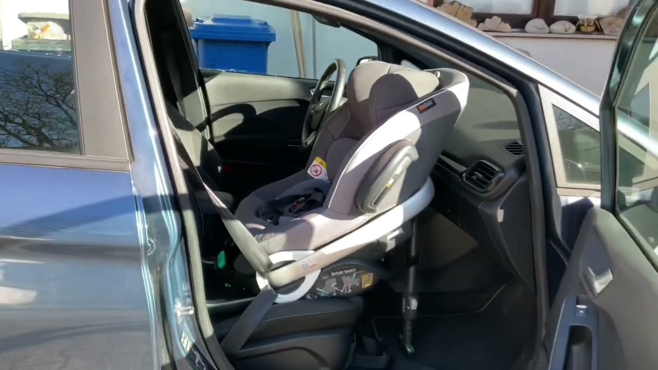 Reboarder auf dem Beifahrersitz  in einem kleinen Auto