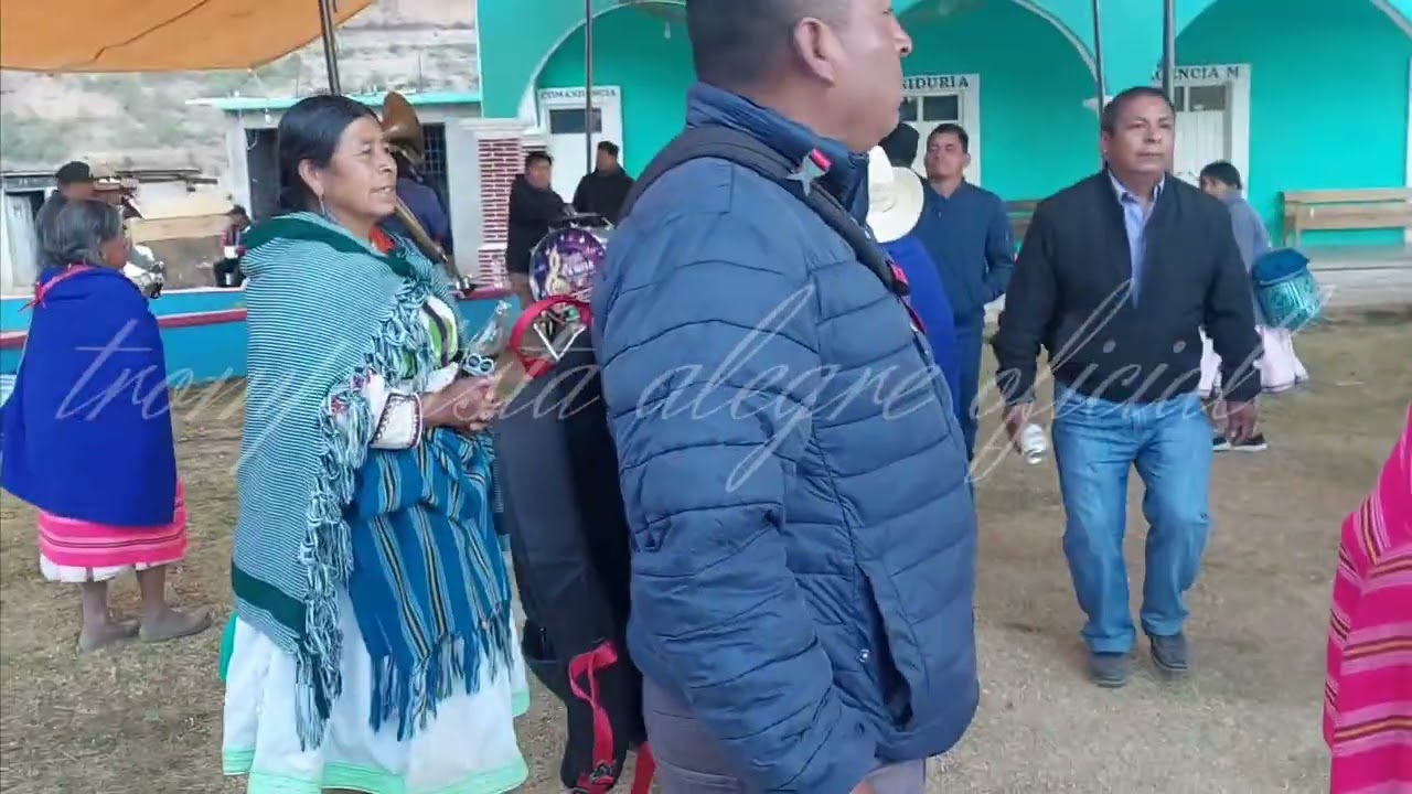 Y sigue y sigue la fiesta en mi pueblo asi nomas baila la gente de mi rancho. Pura gente bailadora 