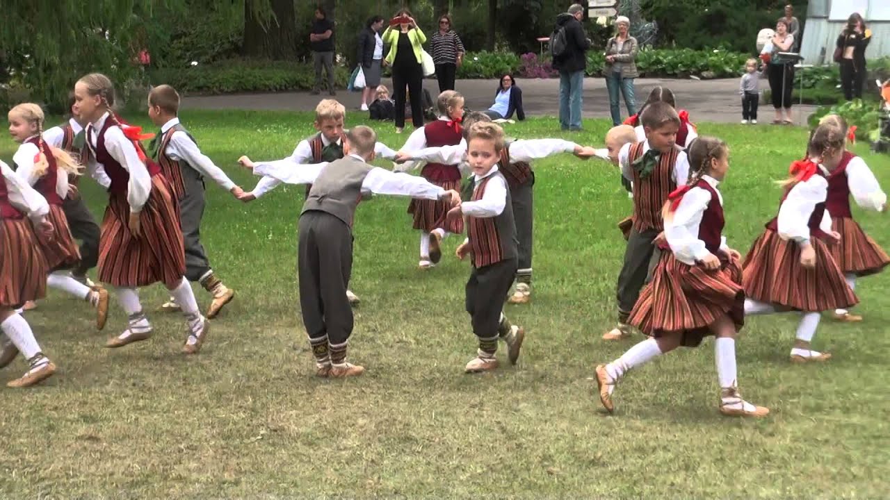 00357 Riebiņu novada Galēnu pamatskolas 1.-2.klašu deju kolektīvs, LVU botaniskā dārzā 11.07.2015