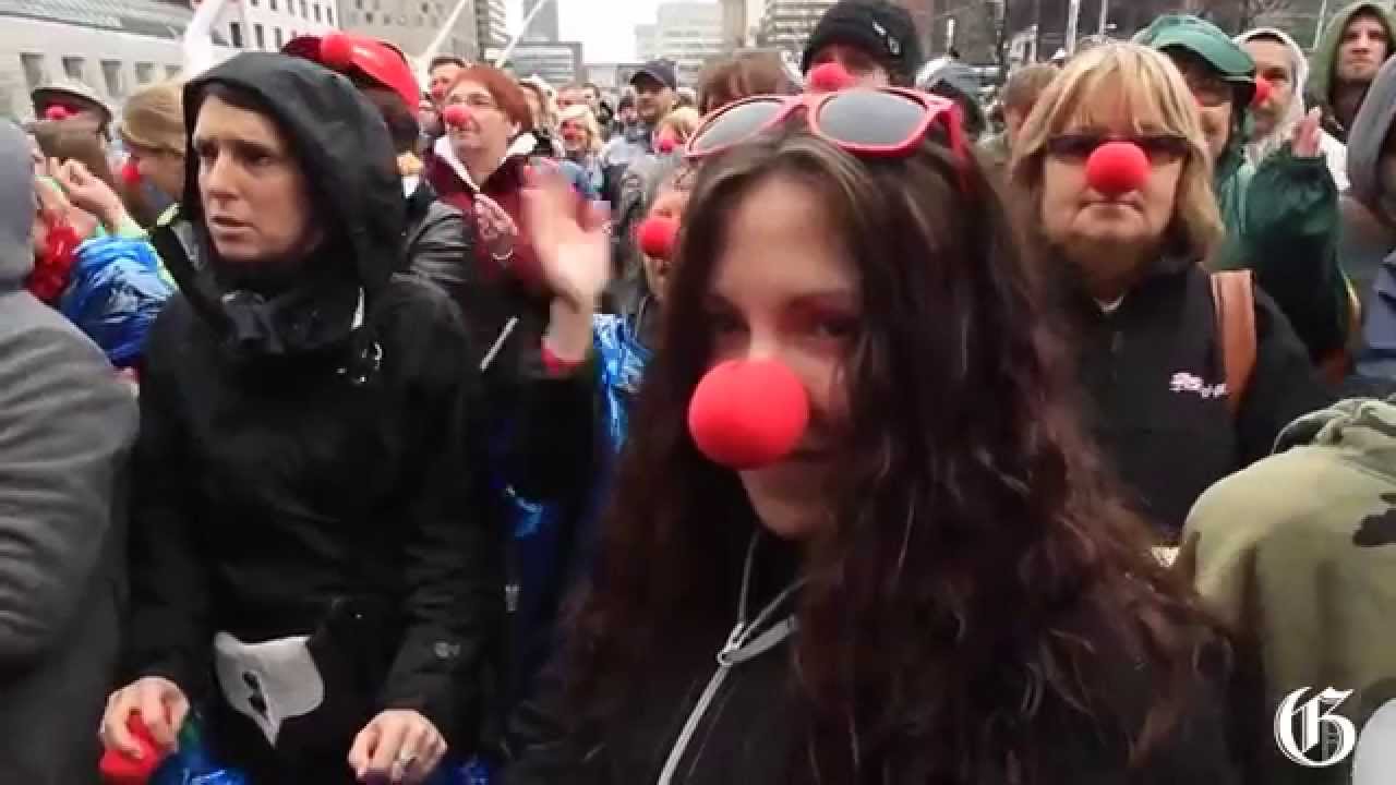 Montrealers attempt a record for most clown noses