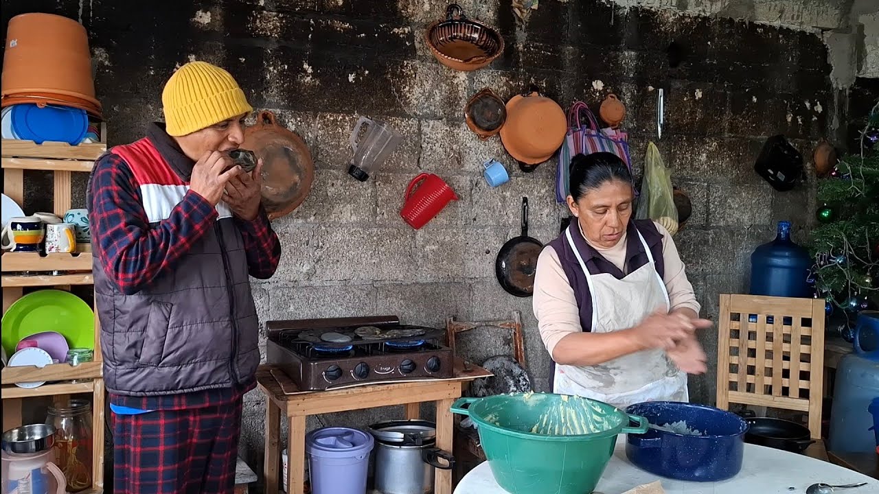 Estamos  haciendo  TLAYOYOS con alberjon aguacate  chile y manteca de cerdo 
