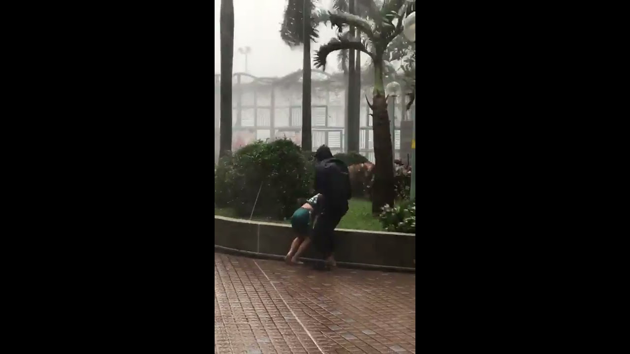 Viral: Rakaman ayah dan anak DITARIK RIBUT TAUFAN di luar negara.