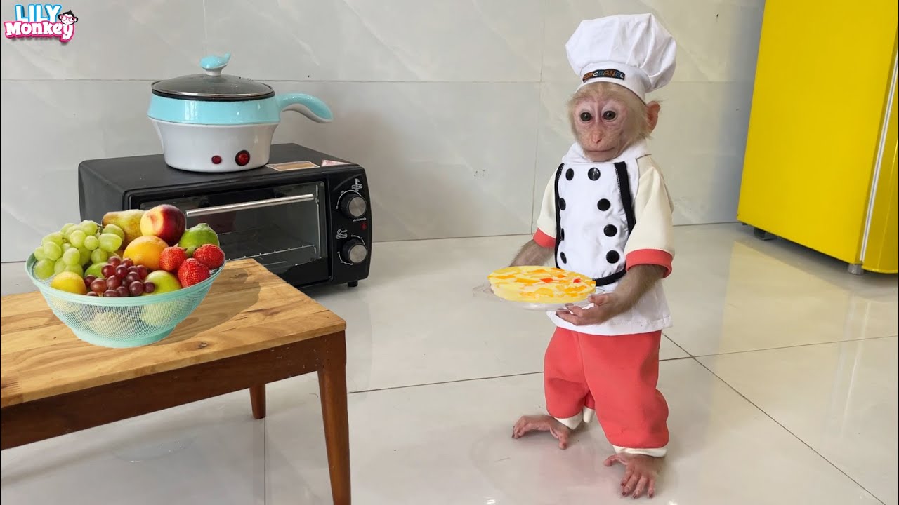 Monkey Lily obediently helps dad make fruit jelly