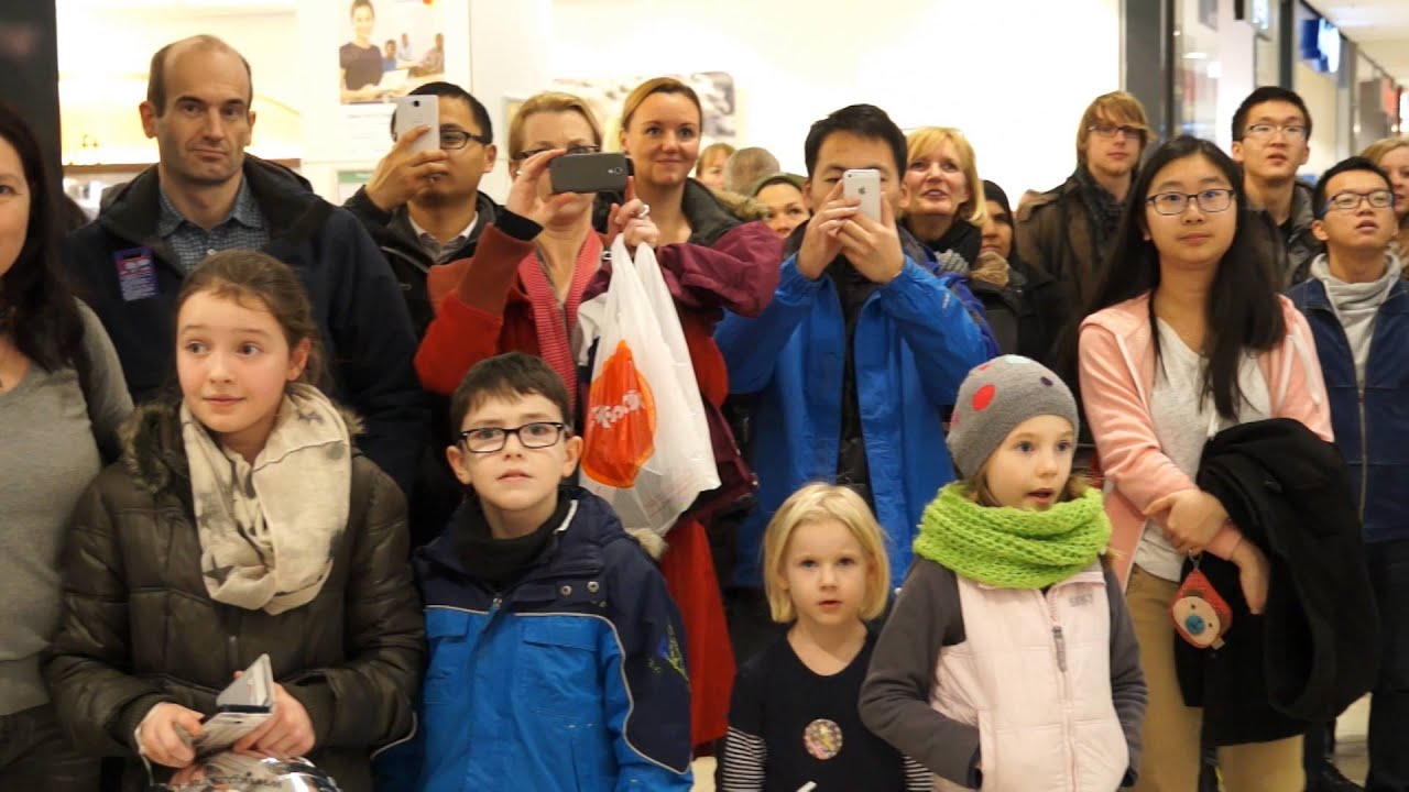 Flashmob des Collegium Musicum der RWTH Aachen im Aquis Plaza