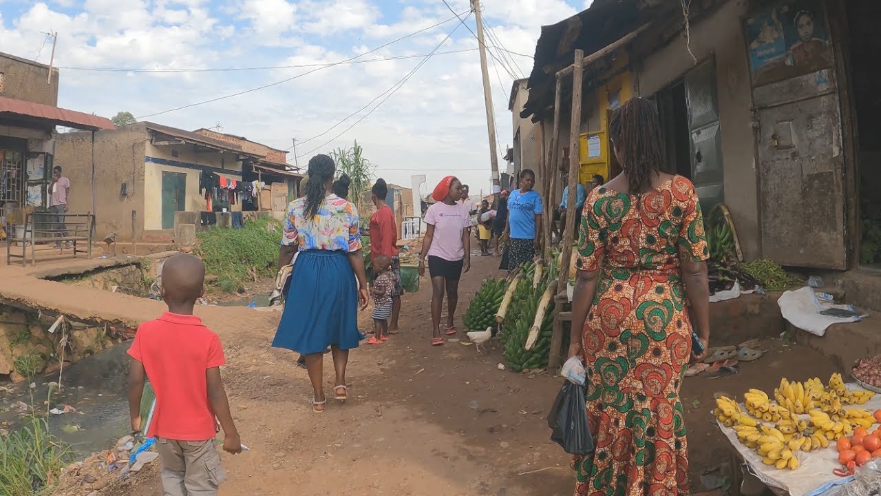 INSIDE A HUMBLE LOCAL COMMUNITY IN UGANDA🇺🇬 AFRICA🌍