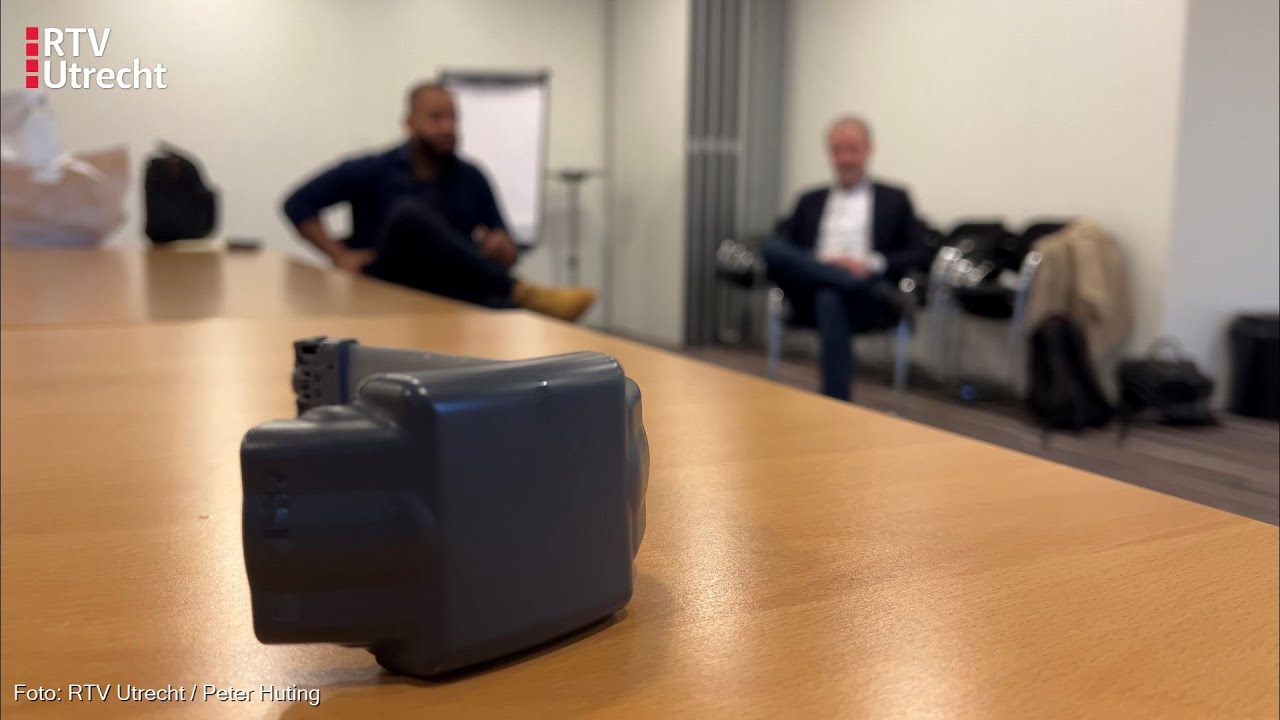 Directeur Reclassering draagt zelf enkelband met Kerst [RTV Utrecht]