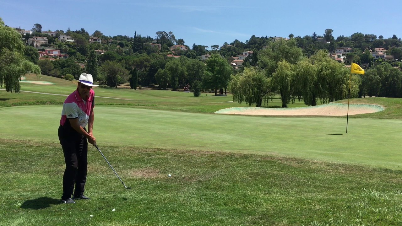 GOLF - Approche dans le rough, bord de green !