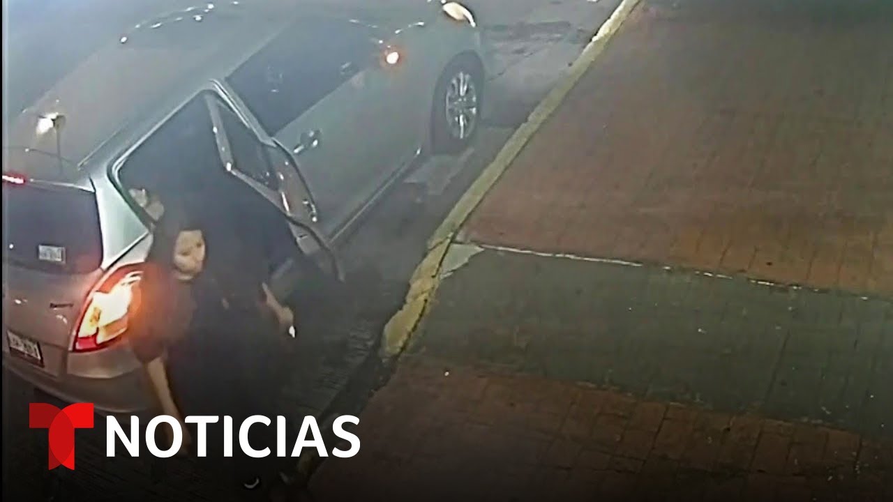 Mexicanos enojados por video de mujer que da a luz en la calle y deja al bebé | Noticias Telemundo