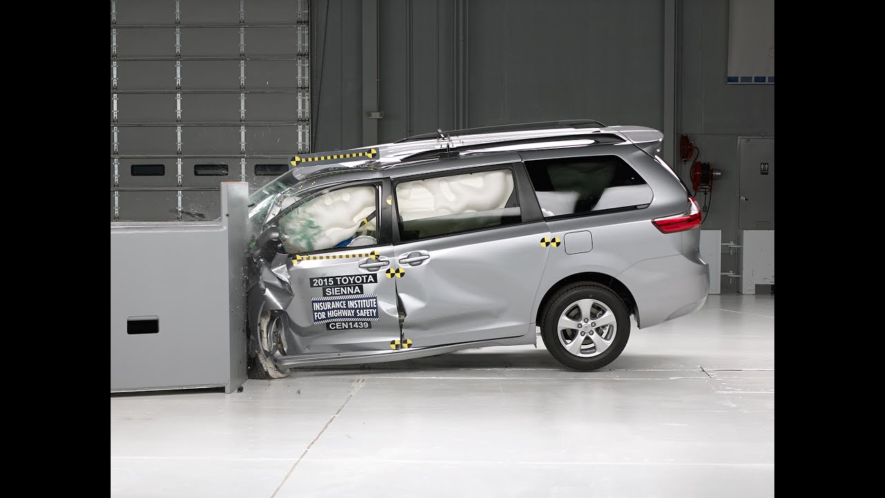 2015 Toyota Sienna driver-side small overlap IIHS crash test
