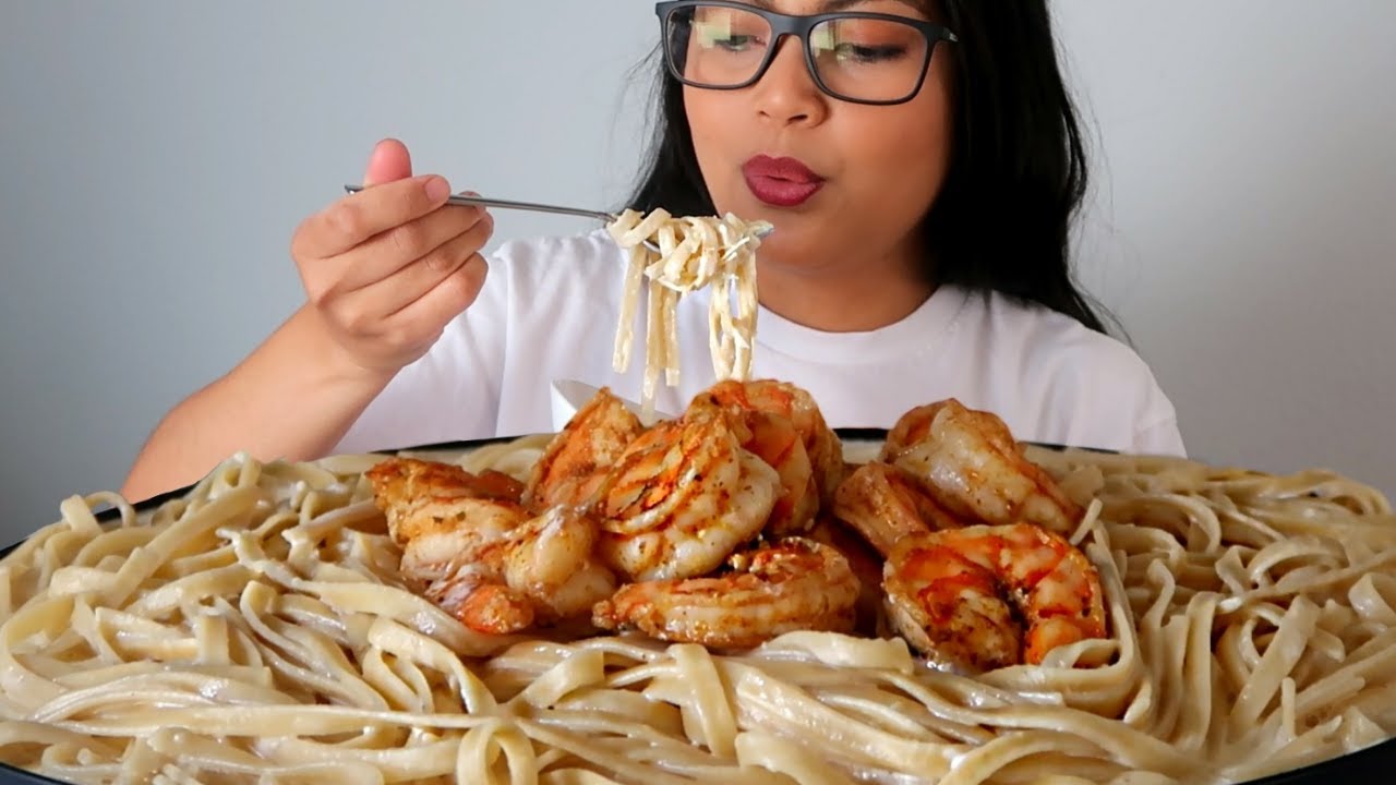 COOKING Olive Garden🤷🏻‍♀️ FETTUCCINE ALFREDO with CAJUN SHRIMP + MUKBANG