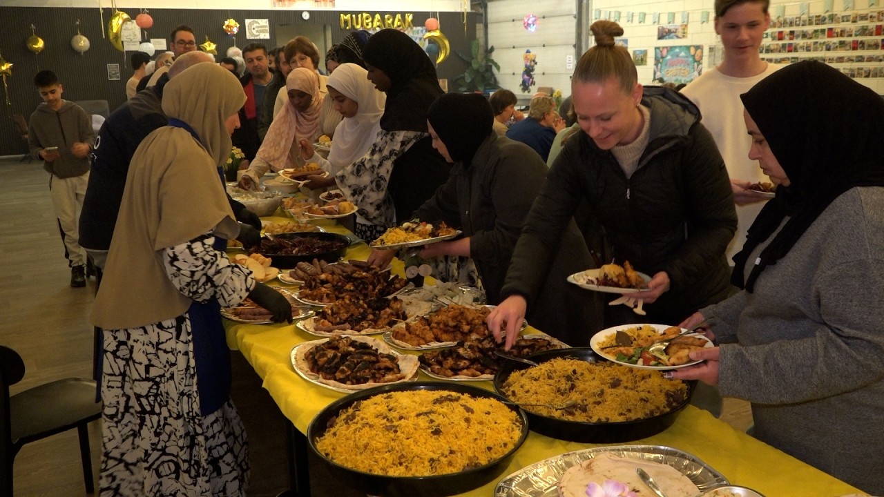 Beek en Donk | Vrijwilligers en bewoners delen samen de iftarmaaltijd I Omroep PeelRand