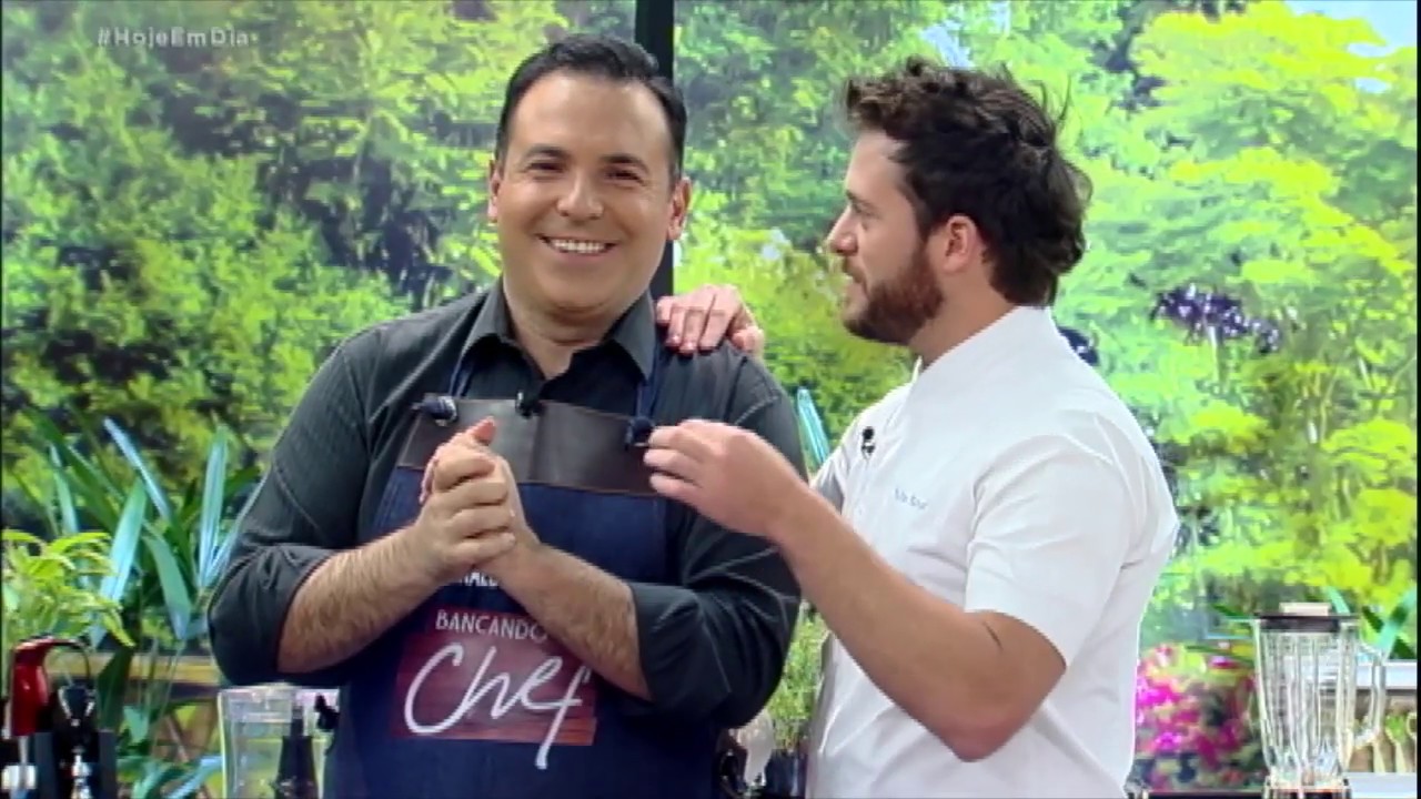 Reinaldo Gottino mostra dotes culinários no Bancando o Chef