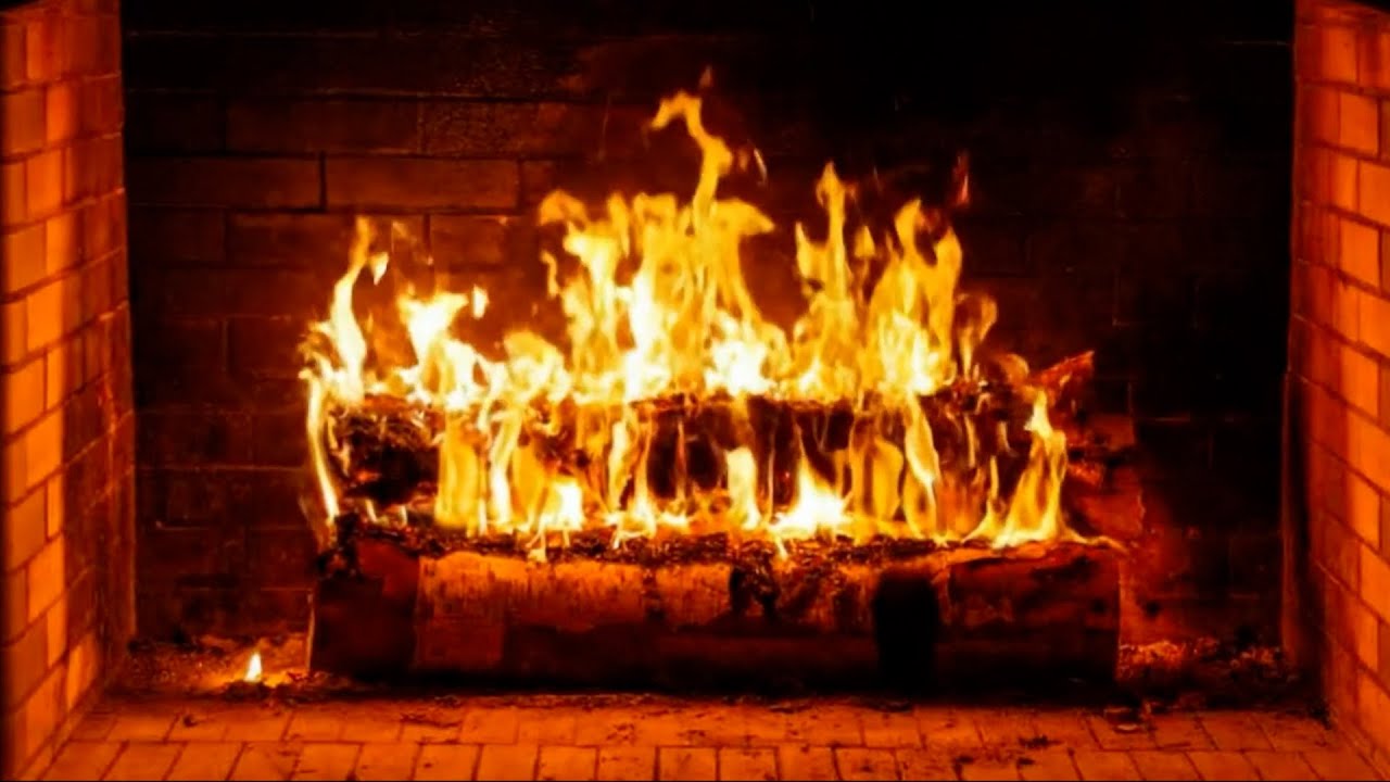 Luxuriöser Kamin mit glühenden Holzscheiten und knisternden Flammen – Gemütliches Kino-Ambiente in 4