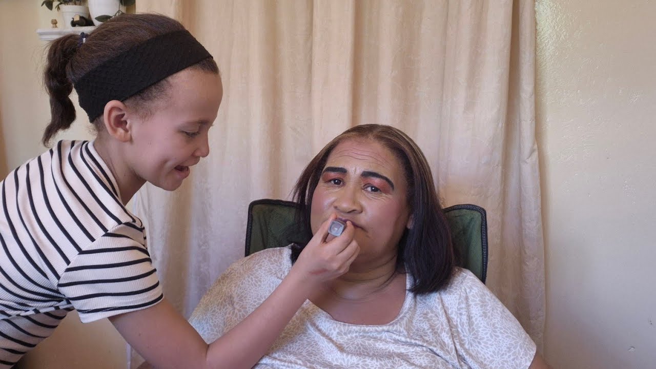 Granddaughter Does Grandma’s Makeup & Hair… So Adorable! ❤️