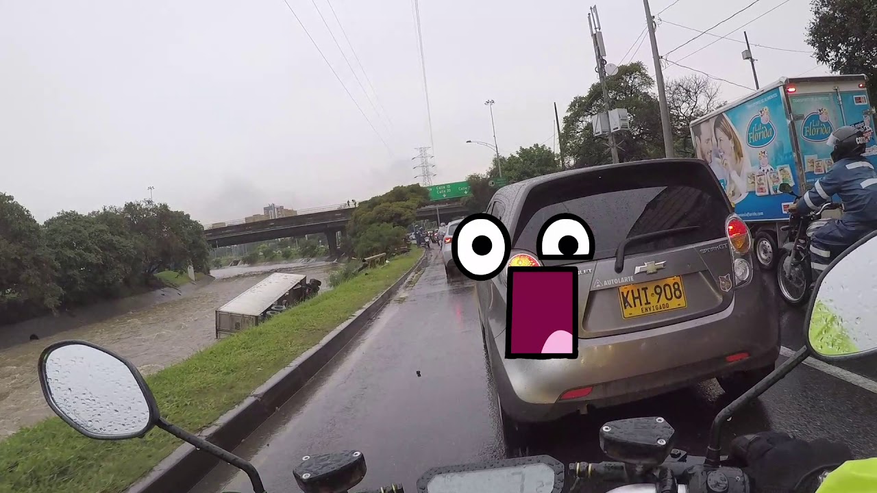Manejando moto eléctrica durante la lluvia