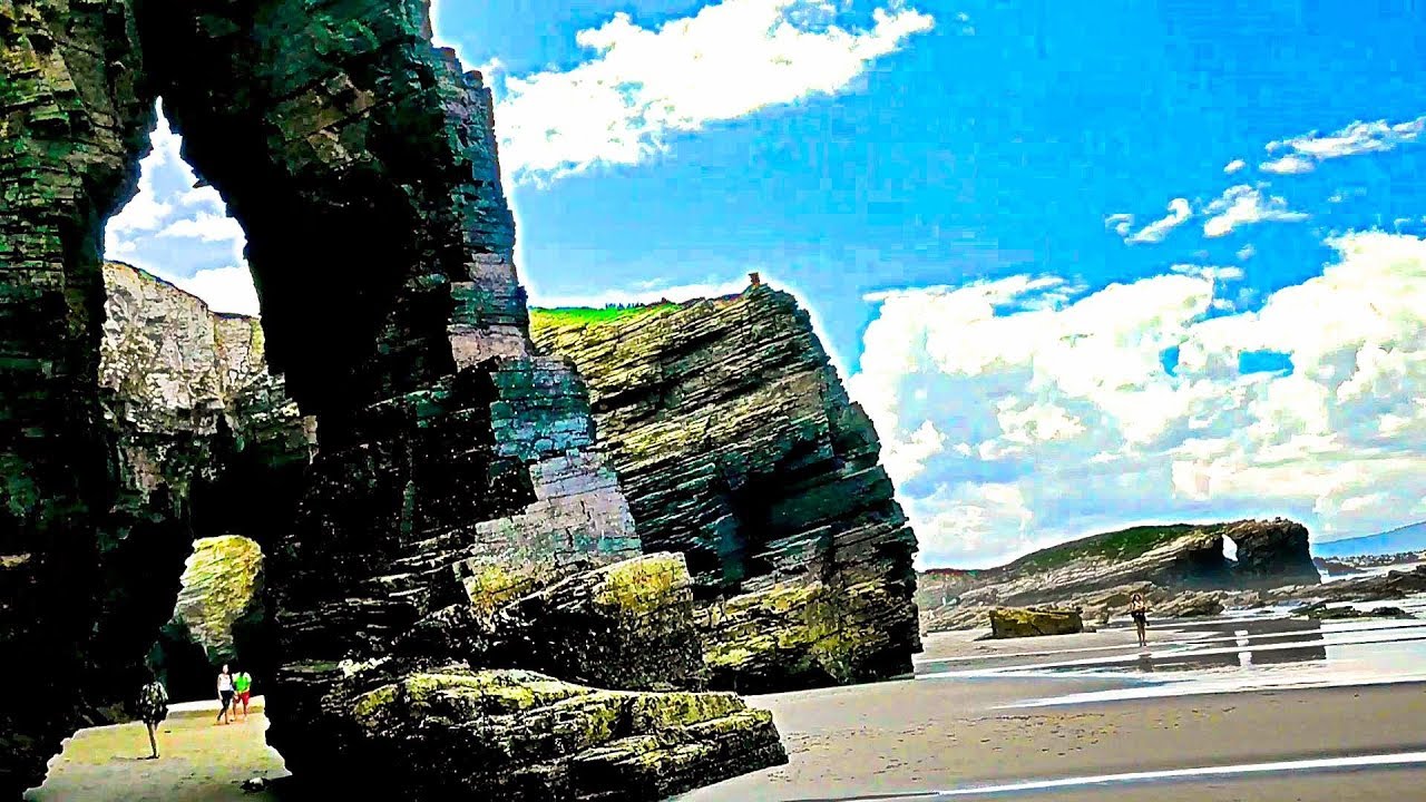 Playa de las Catedrales-Beach of the Cathedrals, marea alta y baja