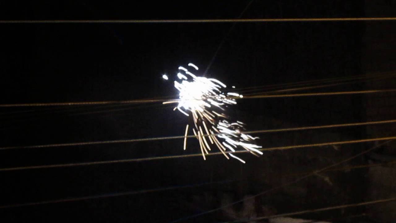 Vento provoca curto-circuito nos fios