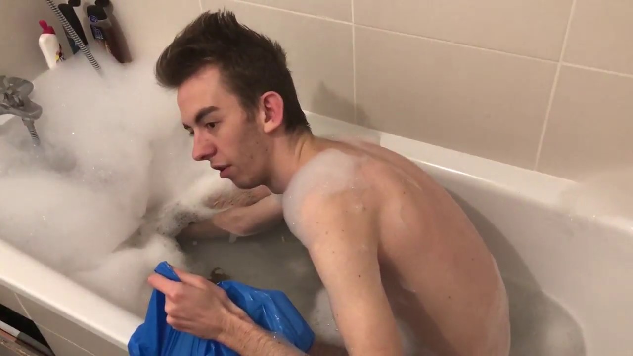 KENNY PREND UNE DOUCHE AU KFC