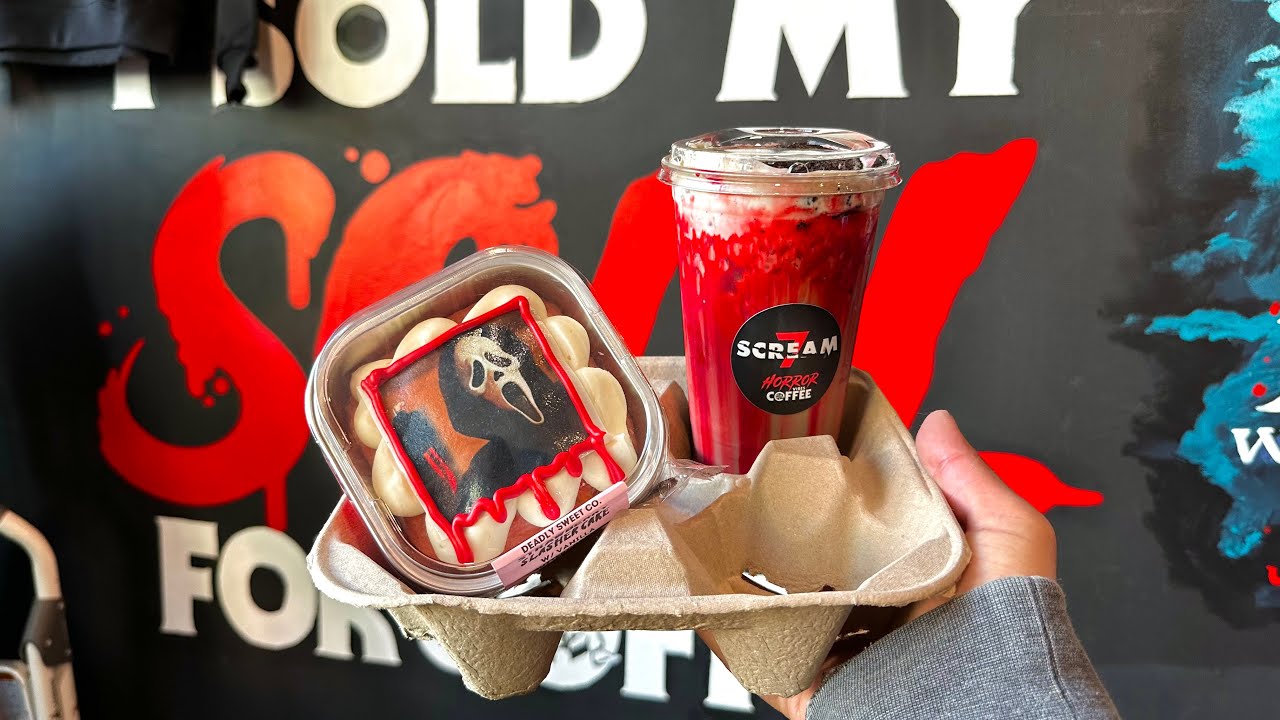 Пробую новый кофе в стиле «Крика 7» в кафе Horror Vibes Coffee в Голливуде, Калифорния.