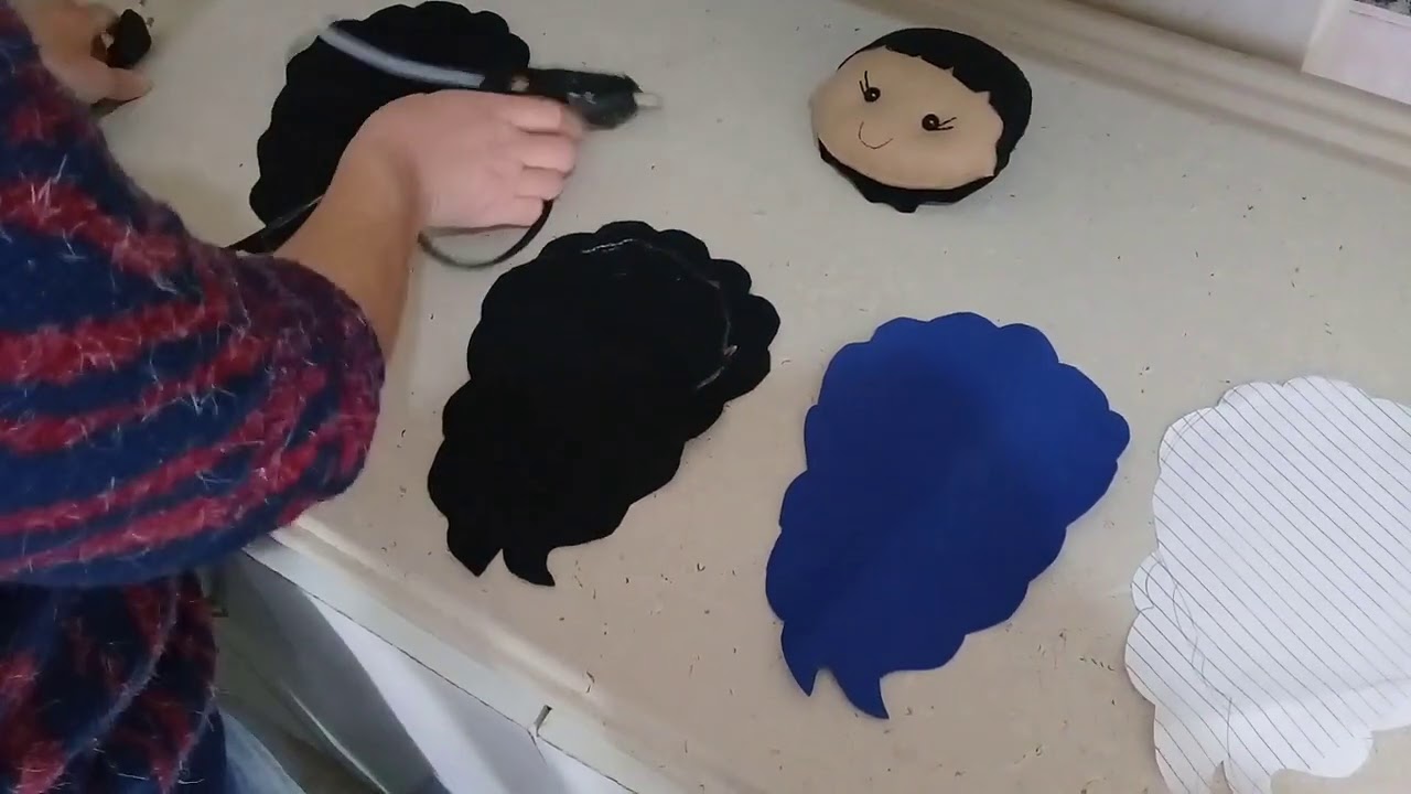 Como fazer o cabelo da boneca de feltro