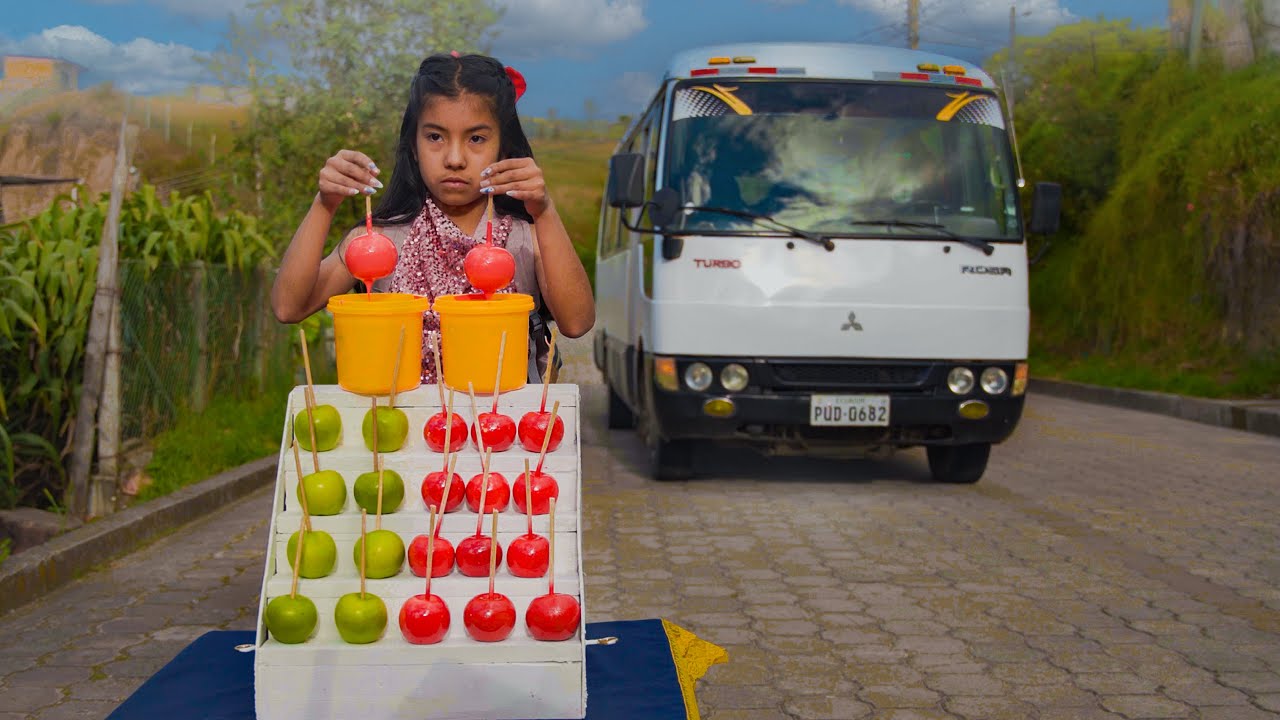 Niña regalaba manzanas bañadas en pintura a personas de un bus por esta razón