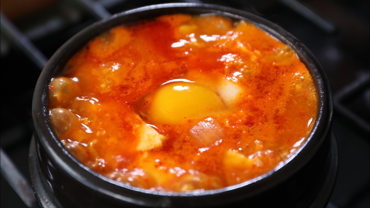 Spicy Soft Tofu Stew with Beef (Gogi Sundubu-jjigae: 고기 순두부찌개)