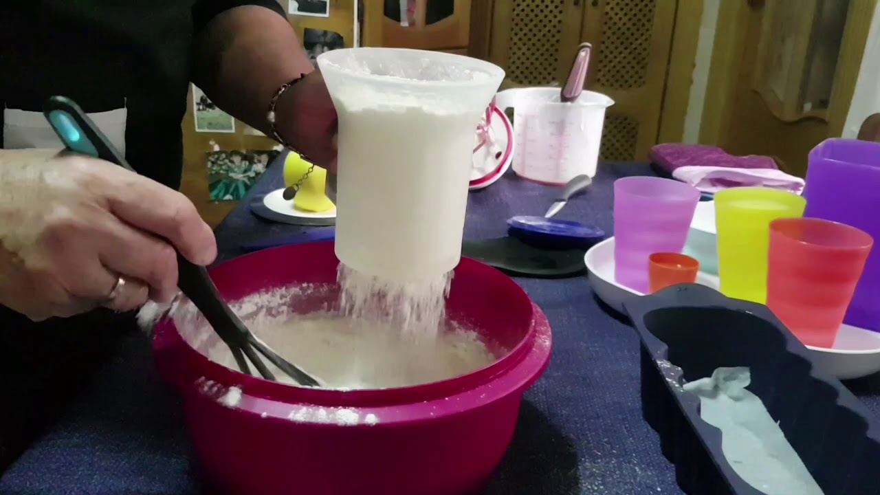 bizcocho de manzana en nuestro molde de silicona Tupperware