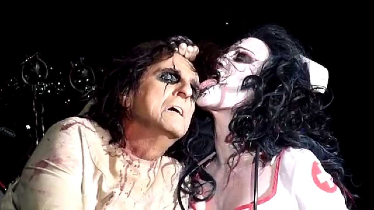 Alice Cooper - Ballad Of Dwight Fry / I Love The Dead (Live - Manchester Arena, UK, Nov 2015)