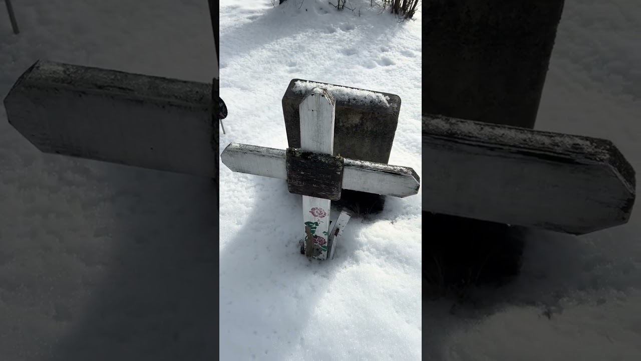 Прогулка по заснеженному кладбищу Лоундеил, Старый город, штат Мэн.