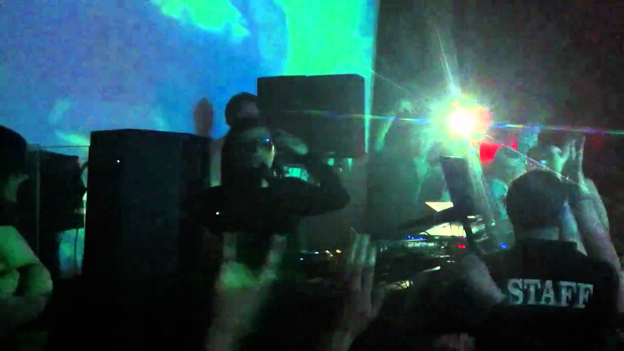 Skrillex drops Reptile Theme Song+Hold On+Let Me Clear My Throat (Live @ Stages in Kingston)