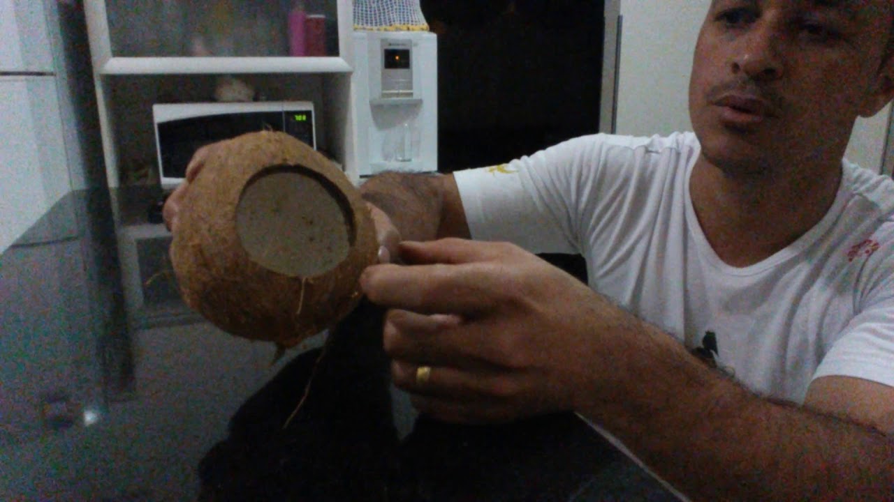 Como retirar polpa do coco sem danificar a casca